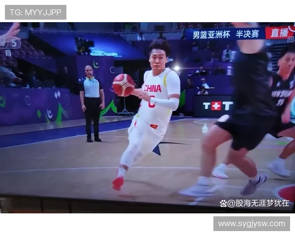 中国男篮备战亚洲杯突遇意外 训练馆篮筐上翘紧急更换 中国男篮备战亚洲杯突遇意外 训练馆篮筐上翘紧急更换